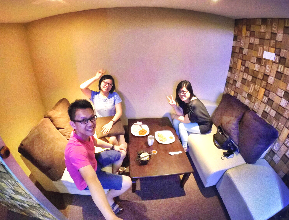 raymond-ong-and-effye-ang-having-lunch-with-fanny-hau-at-batu-pahat-%e5%b9%95%e5%90%8e%e4%ba%ba%e9%a4%90%e5%8e%85-effye-media-batu-pahat-online-advertising-web-development-media-education-a01