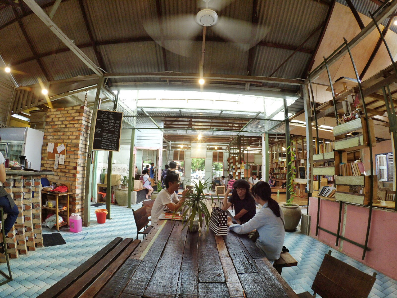 长颈鹿图书馆 蕉赖 雪兰莪 马来西亚 文艺咖啡厅图书馆 Little Giraffe Book Club Balakong 43200 Batu 9 Cheras Selangor Malaysia Art Cafe Library A13