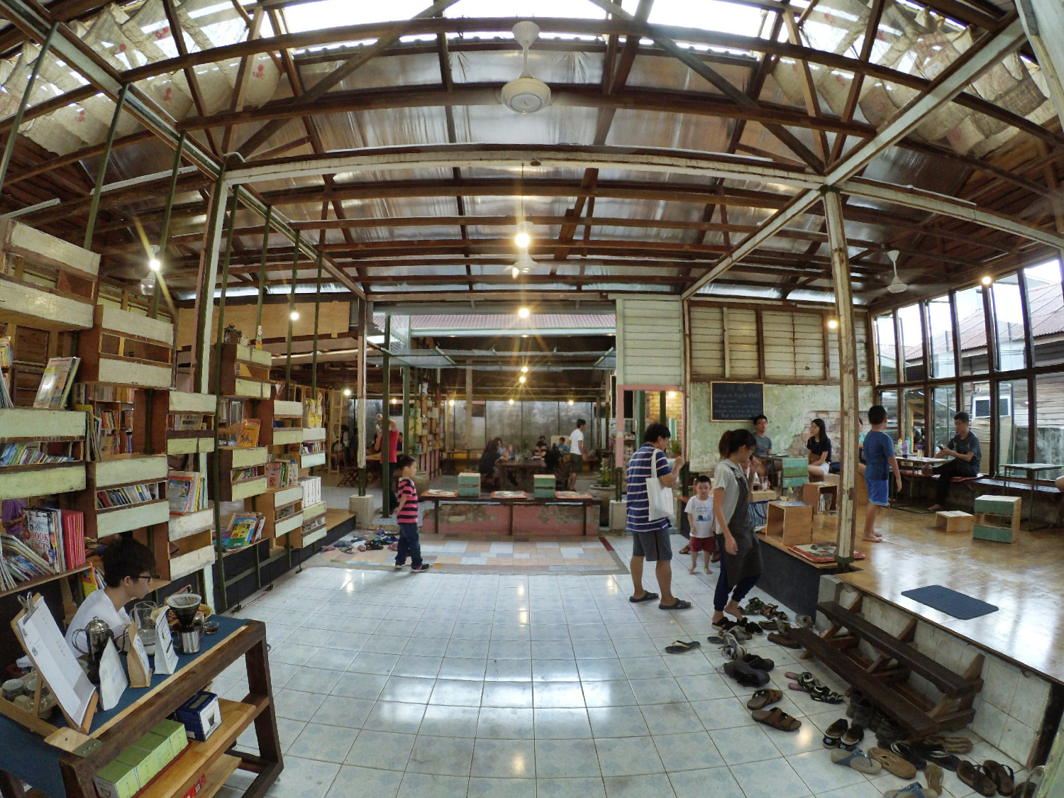 长颈鹿图书馆 蕉赖 雪兰莪 马来西亚 文艺咖啡厅图书馆 Little Giraffe Book Club Balakong 43200 Batu 9 Cheras Selangor Malaysia Art Cafe Library A09