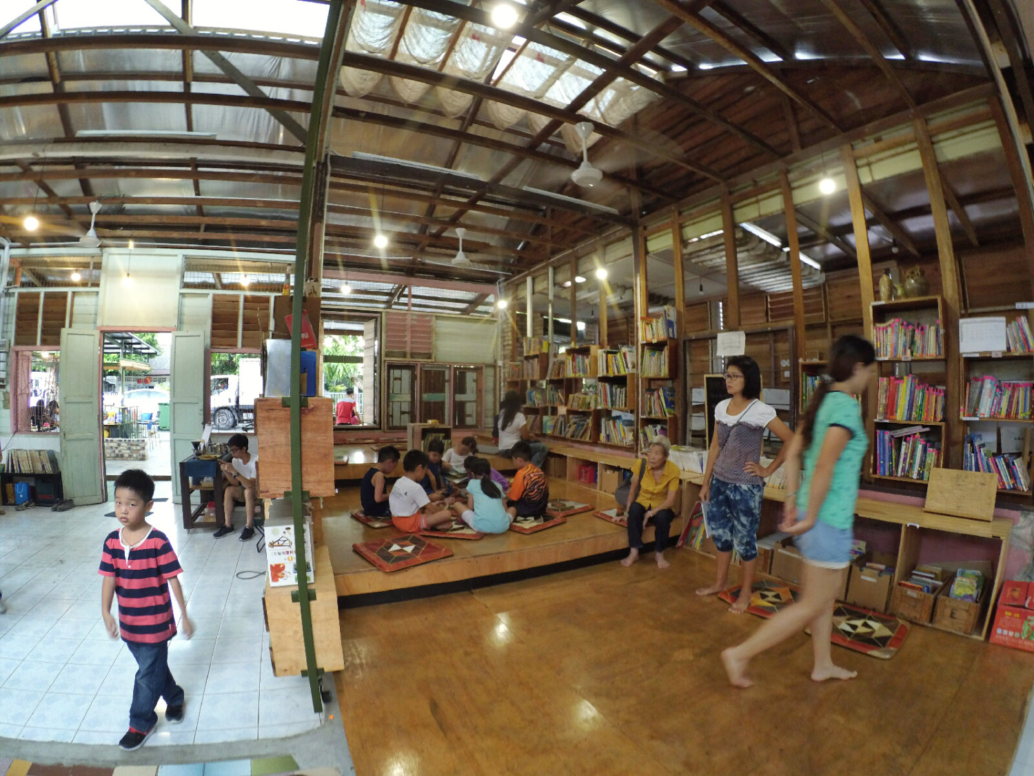 长颈鹿图书馆 蕉赖 雪兰莪 马来西亚 文艺咖啡厅图书馆 Little Giraffe Book Club Balakong 43200 Batu 9 Cheras Selangor Malaysia Art Cafe Library A10