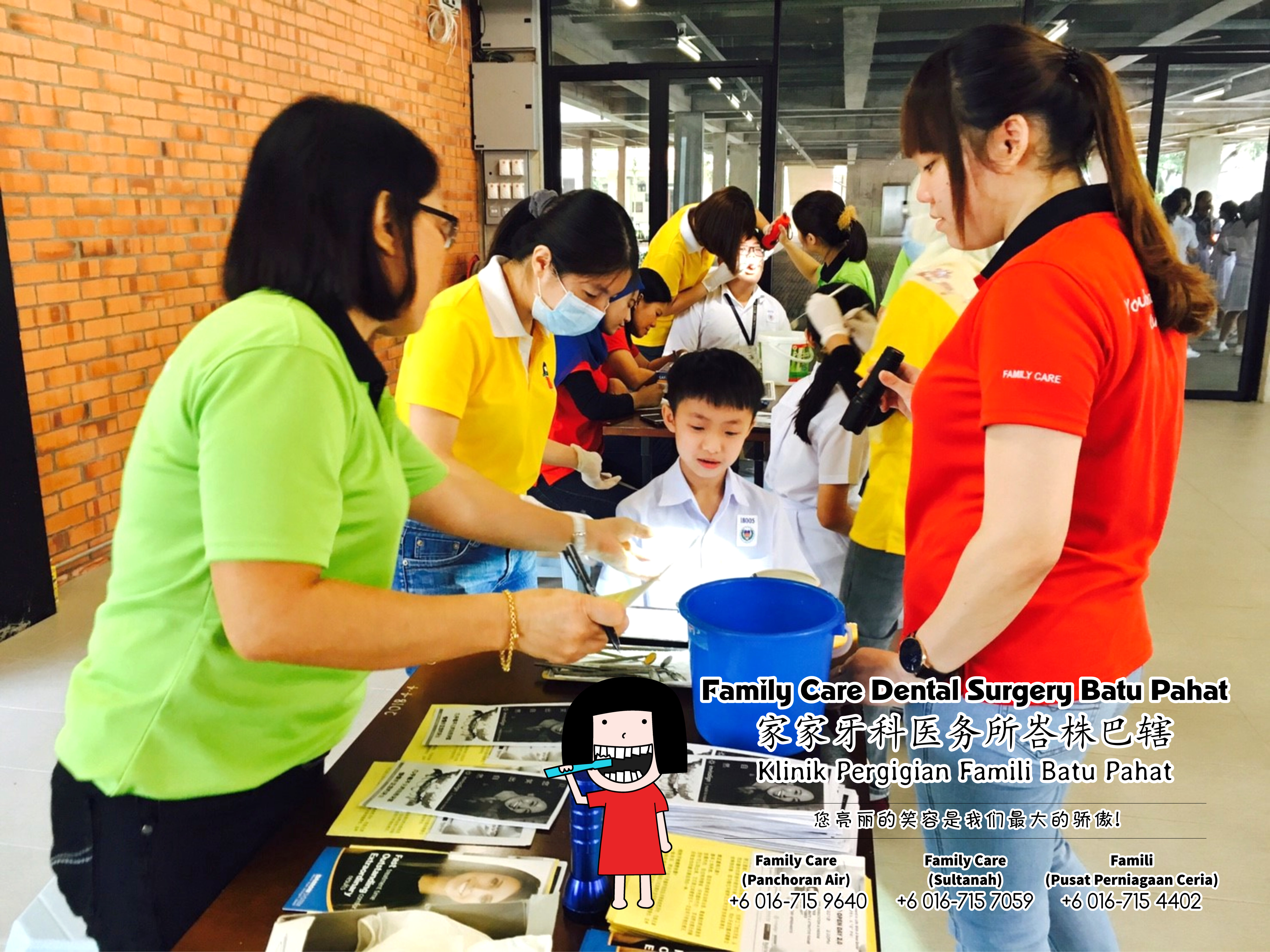 Family Care 家家牙科医务所峇株巴辖 柔佛 马来西亚 峇株巴辖 牙科 牙医 社区服务 到 峇株巴辖华仁中学 为 初中一的学生检查牙齿 A02-10