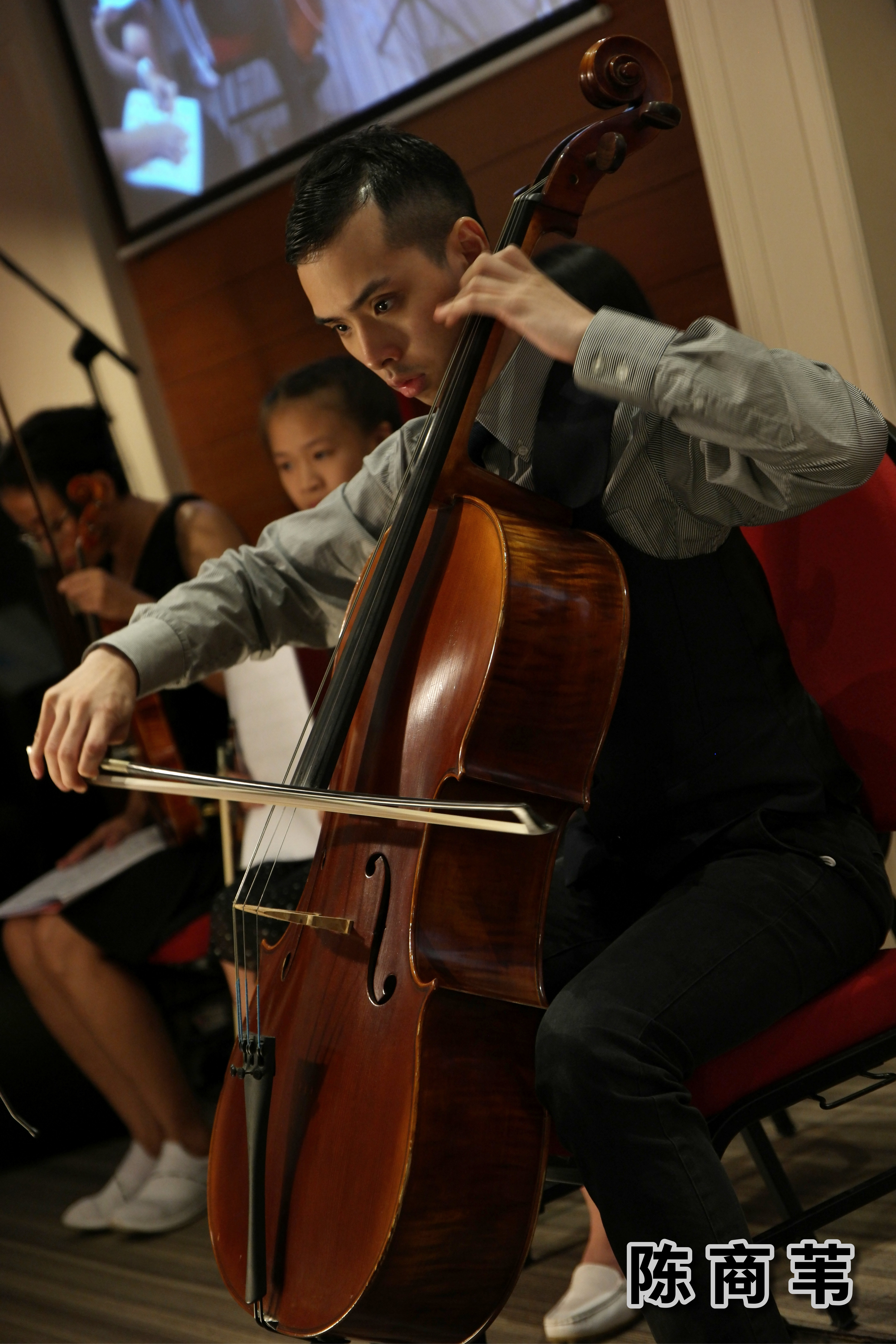 陈商苇 大提琴音乐老师 自闭症青年 生于音乐家庭 出生于马来西亚 柔佛州 新山 陈商苇出师于 New Opera Ltd 音乐总监 以及 Singapore Symphony Orchestra 大提琴家 Chan Wei Shing 先生 A02