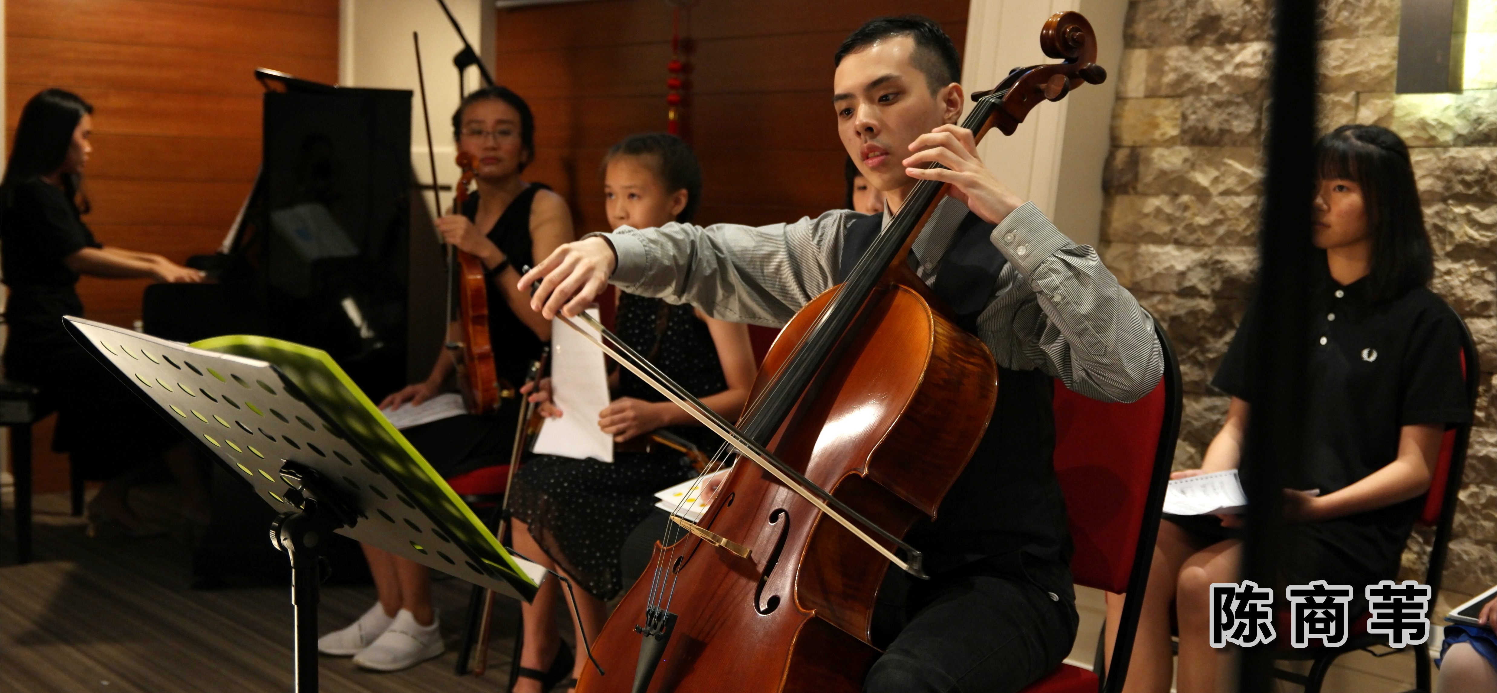陈商苇 大提琴音乐老师 自闭症青年 生于音乐家庭 出生于马来西亚 柔佛州 新山 陈商苇出师于 New Opera Ltd 音乐总监 以及 Singapore Symphony Orchestra 大提琴家 Chan Wei Shing 先生 A04