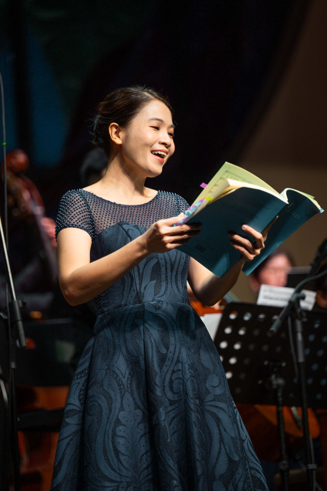 马来西亚女高音谢依燕 马来西亚巴赫节庆典合唱与管弦乐团的创办团员之一 毕业于维也纳市立音乐及艺术学院 A02