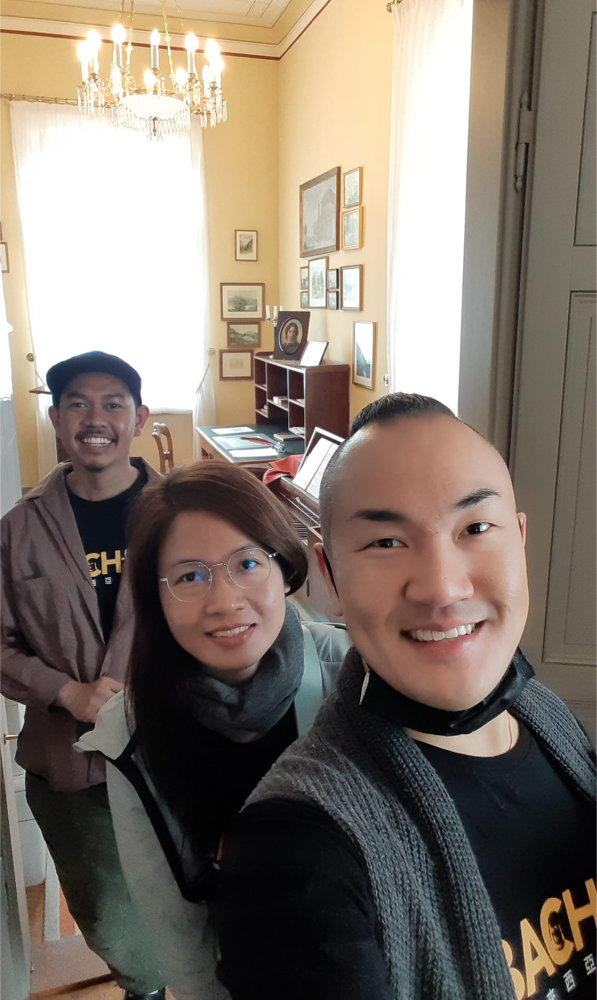 马来西亚女高音谢依燕 马来西亚巴赫节庆典合唱与管弦乐团的创办团员之一 毕业于维也纳市立音乐及艺术学院 A11